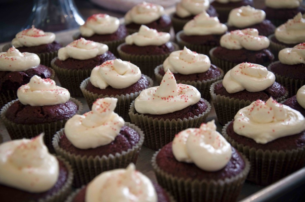 Chocolate_cupcakes_with_cream_icing_and_red_sprinkles